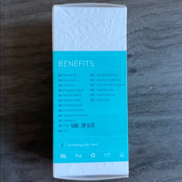 Purifying Facial Mask & Exfoliator - Picture 3 of 4